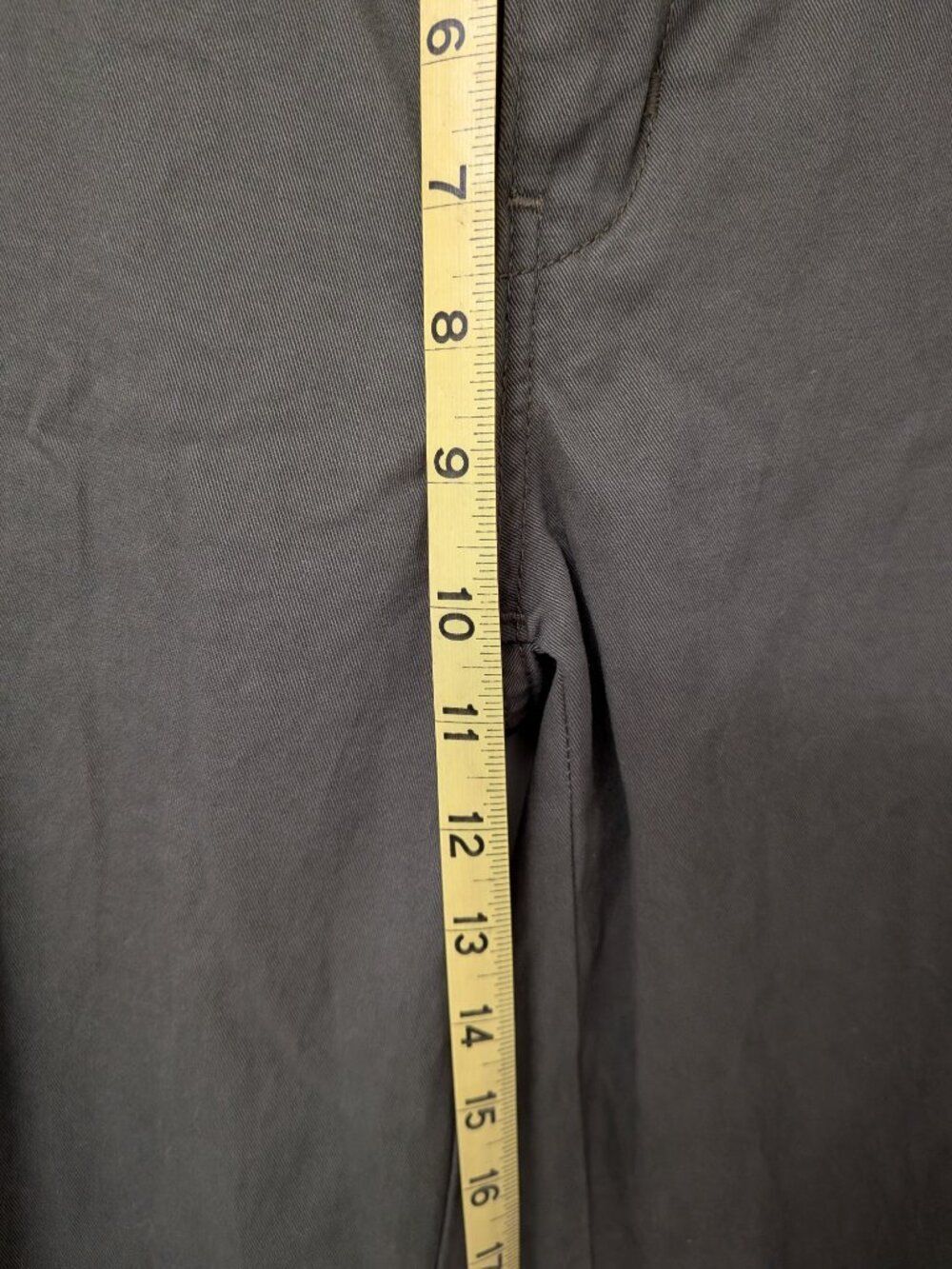 Levi's Women's Mid-Rise 94's Baggy Jeans Cargo in Army Green | 27x30 - Picture 6 of 9